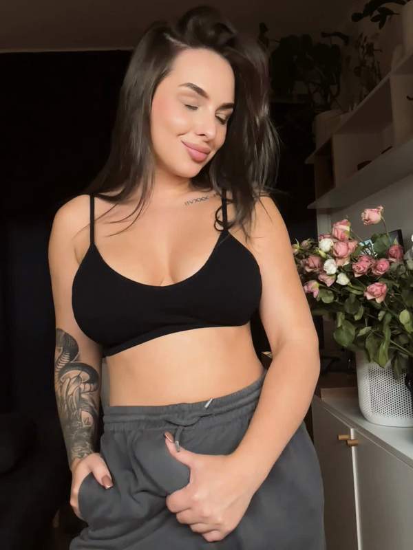 Brünette in Sweatpants spielt sich selbst