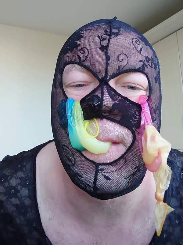 Amateur mit Maske fängt Sperma in Kondom