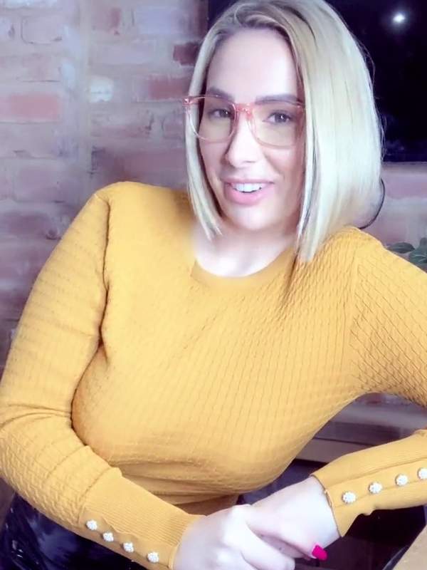 Blonde Mutter masturbiert am Arbeitsplatz