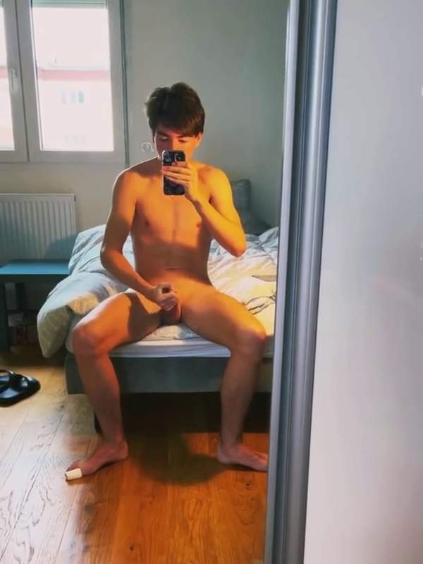 Sie masturbiert vor einem großen Schwanz