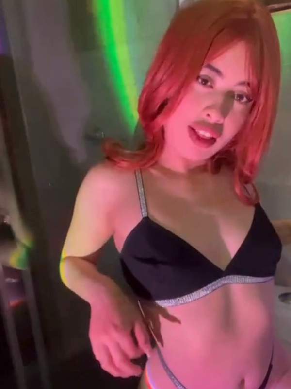 Lateinische Amateurin Isabela Collins neckt sich im Bad