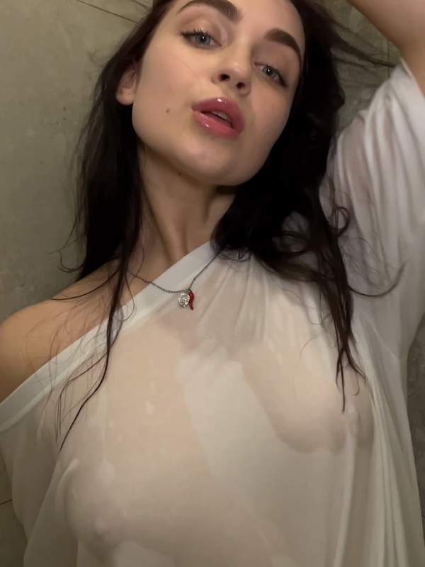Brünette Melani Liora neckt sich in nasser rosa Spitze
