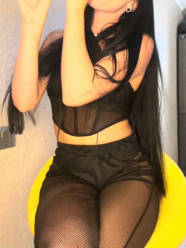 Schwarzhärende Frau zeigt Dildo-Blowjob