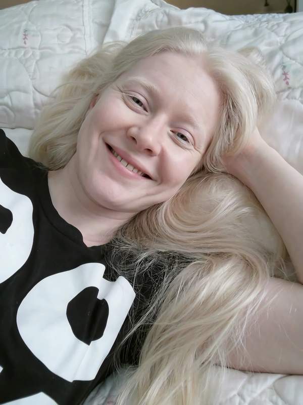 Albino Frau im Bett, Necken und Chat