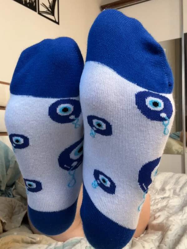 Junge Frau zeigt gespaltene Muschi in Socken