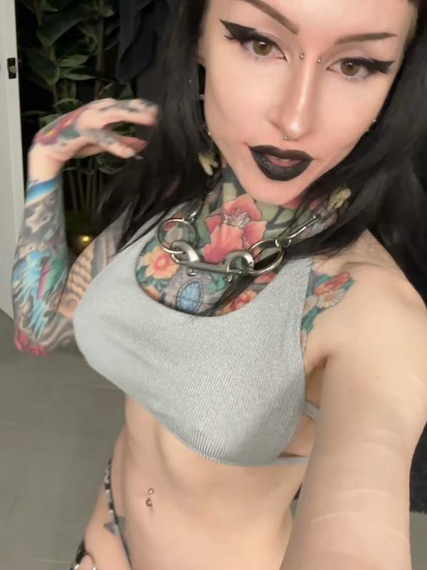 Goth-Mädchen mit Tattoo und großen Brüsten zeigt Arsch