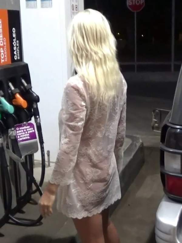 Schöne Blonde zeigt ihre Titten an der Tankstelle