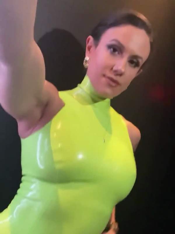Brünette MILF in Latex und Strumpfhosen zeigt Solo-Sex mit Arsch und Durchsickern
