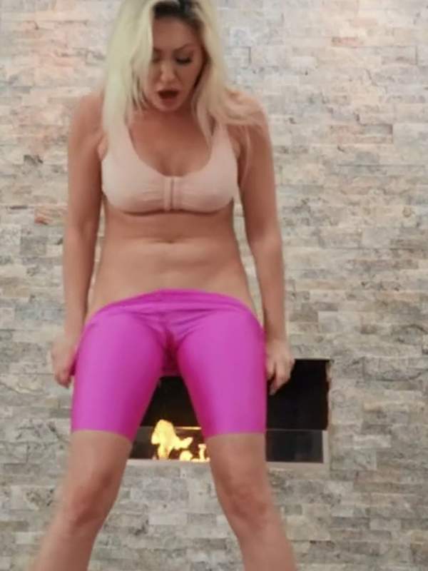 Nette Blondine in rosa Bikini bereitet sich auf Anal vor
