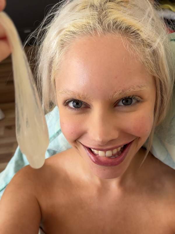 Blondine nach der Dusche mit warmem Kondom