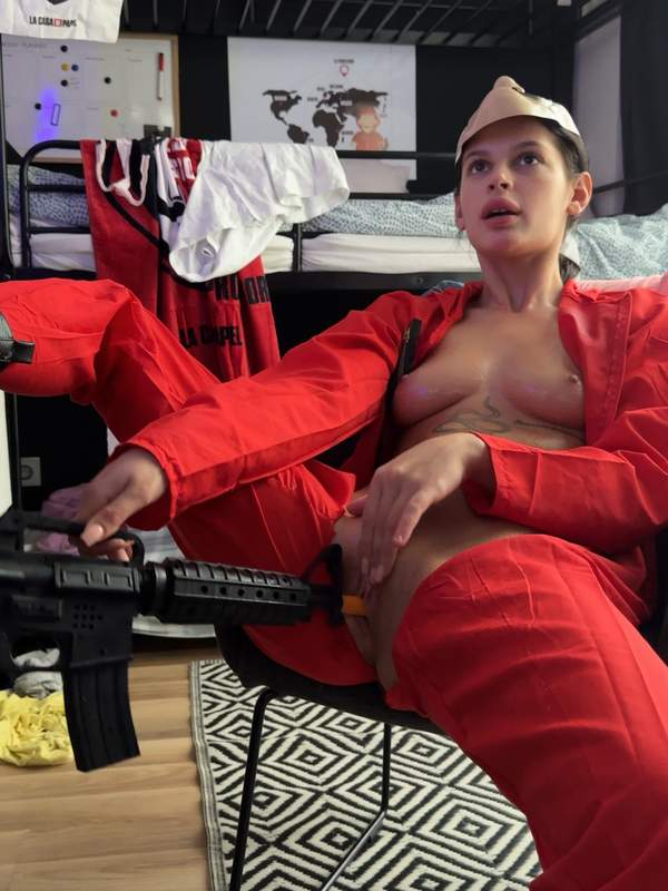BrĂŒnette mit Brille und TĂ€towierung masturbiert mit Dildo in KostĂŒm