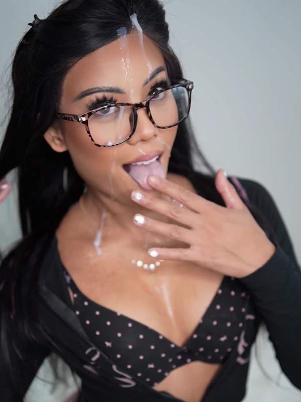 Brünette mit Brille lutscht tief und bekommt Gesicht und Brille voll