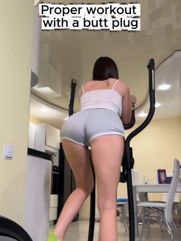 Brünette nutzt Analstecker im Fitnessstudio