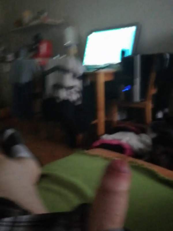 Amateur junger Mann masturbiert und schießt auf Laptop