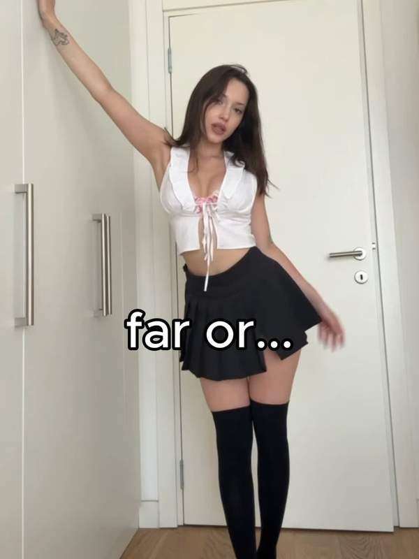 Blonde Amateurin lutscht und masturbiert mit Dildo