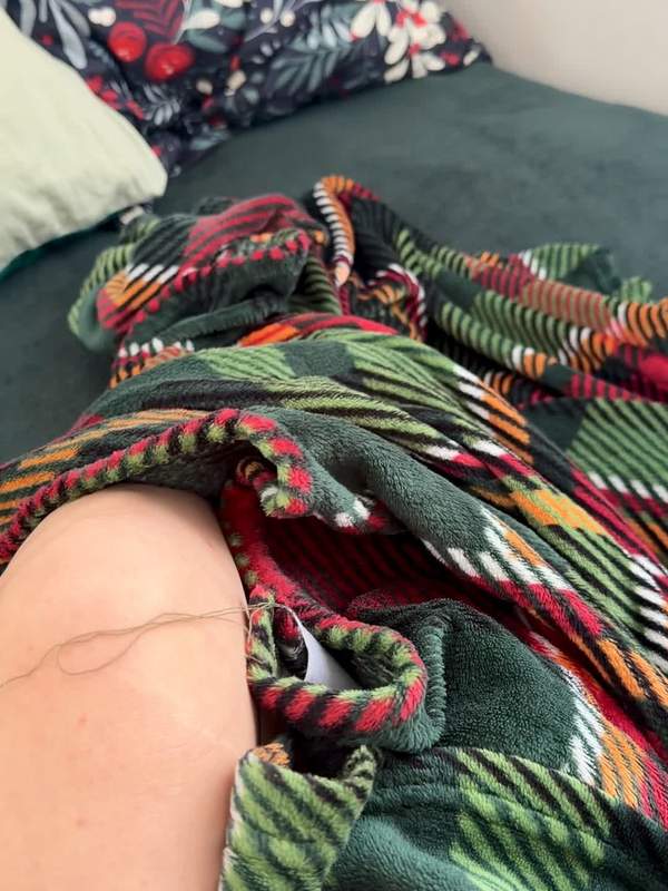 Brünette Amateure zeigen sexy Füße und necken sich solo