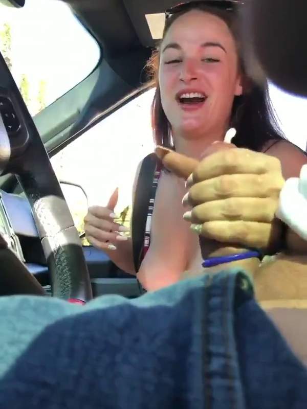 Amateurfrau bekommt im Auto einen Handjob und Cumshot