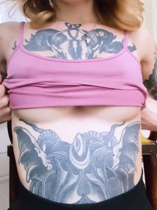 Tätowierte Teenie zeigt stolz ihre Brüste und masturbiert