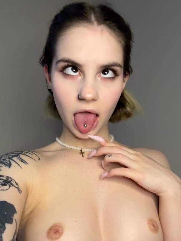Junge Frau mit Piercings und Tätowierung wird gefickt