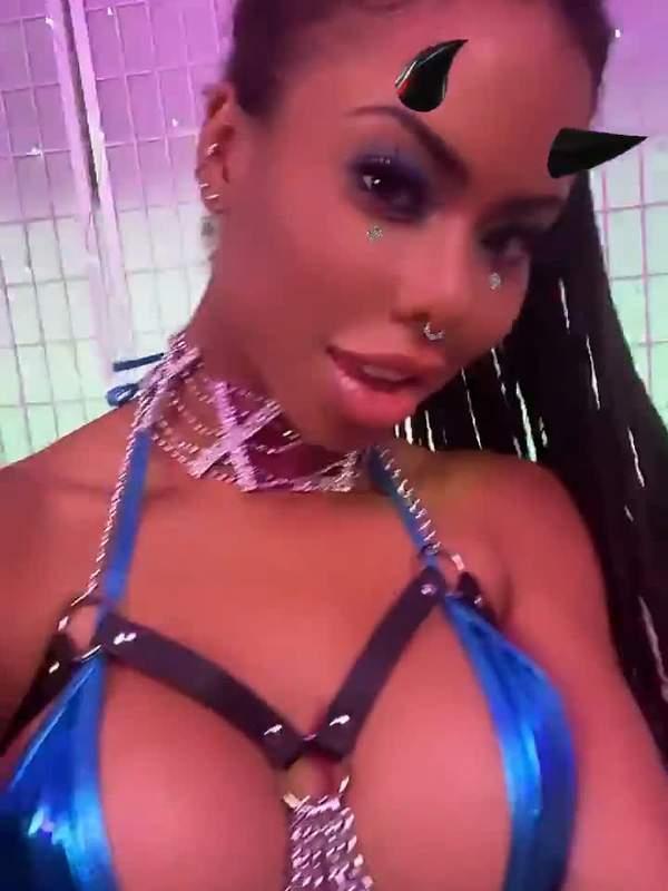 Brünette Kira Noir neckt sich selbst mit BH und Choker