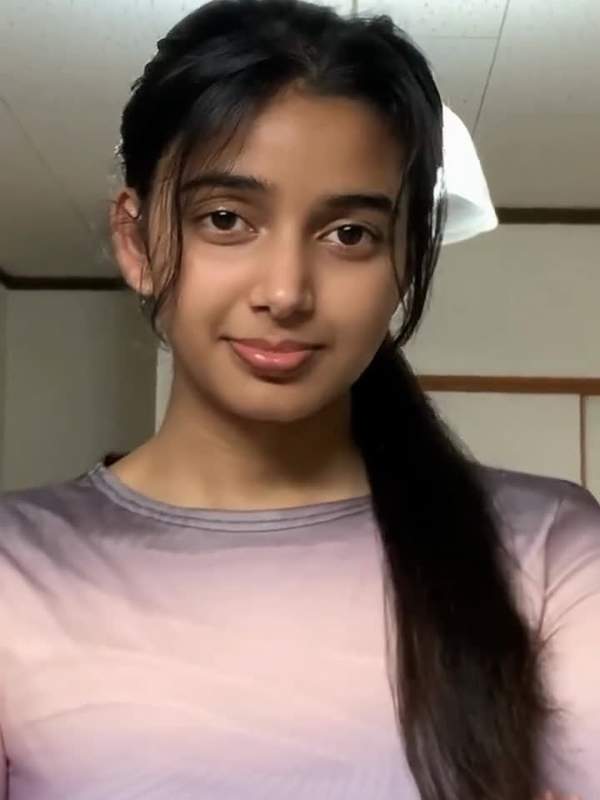 Brünette Indianerin zeigt durchsickern im Solo-Video