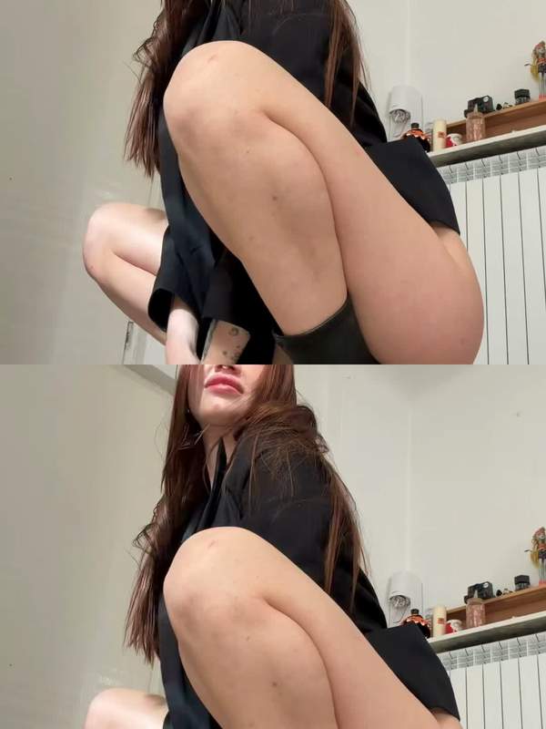 Brünette mit roten Haaren macht Fußjob
