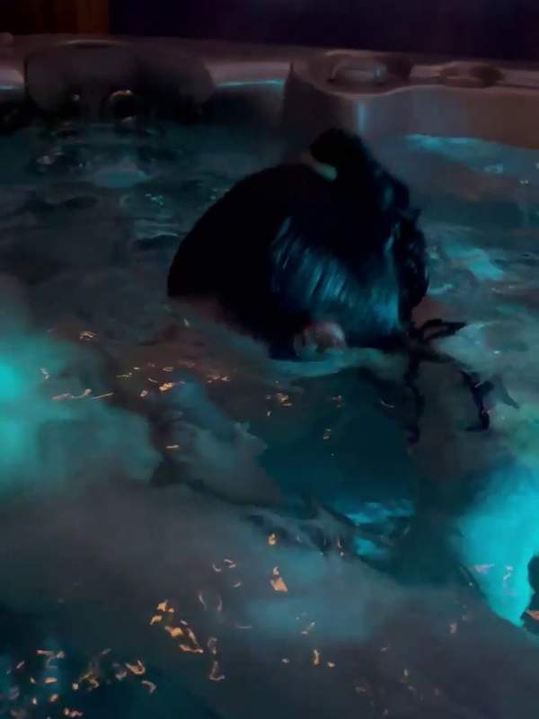 Amateur schwimmt nackt im blauen Neonlicht
