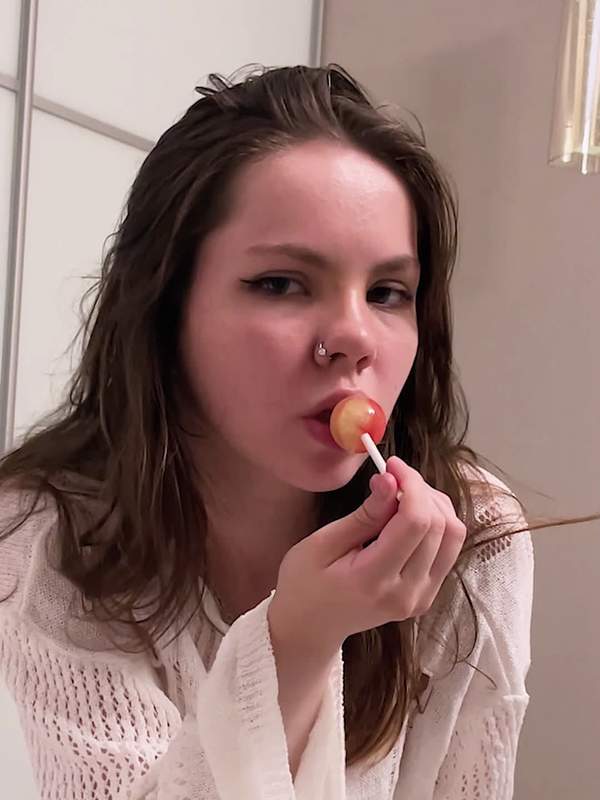 Brünette Teenage Amateure lecken süßes Candy