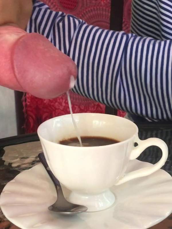 Mann schießt warmen Kaffee in Tasse