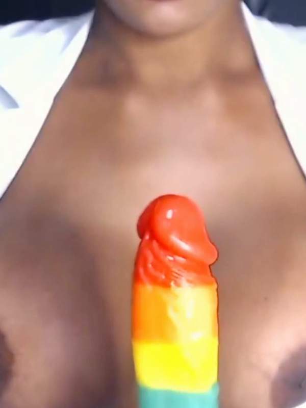 Ich liebe Regenbogen - Solo mit Dildos
