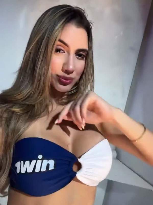 Lateinische Brünette in Bikini zeigt Solo-Szene mit Durchsickern