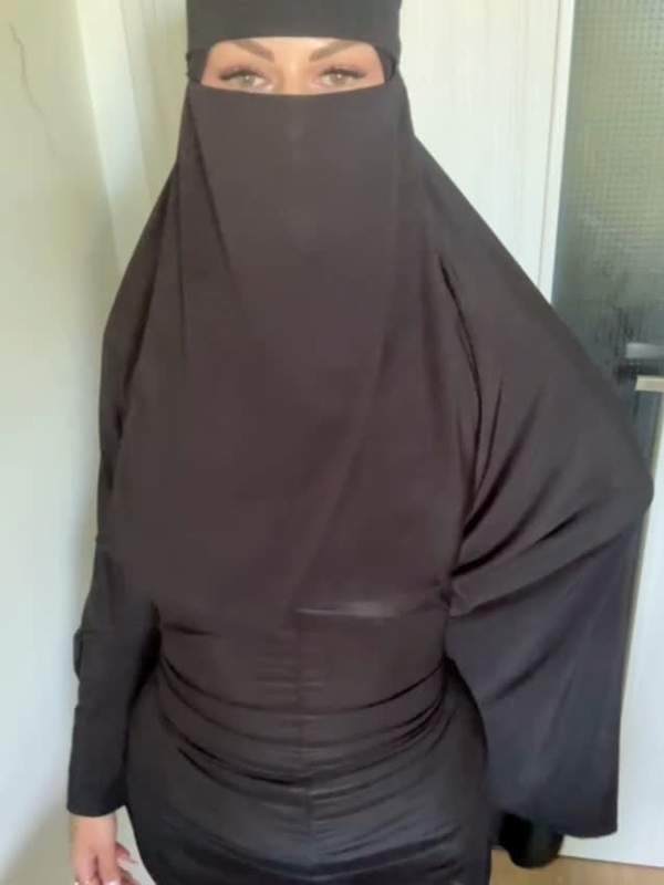 Muslimin Jasmina zeigt, was unter ihrem Hijab versteckt ist