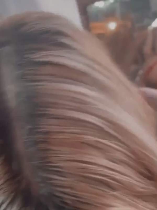 Blonde Frau lutscht Cock, Speichel auf Bett
