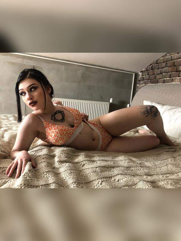 Junge Frau reitet auf dem Dildo und leckt tief