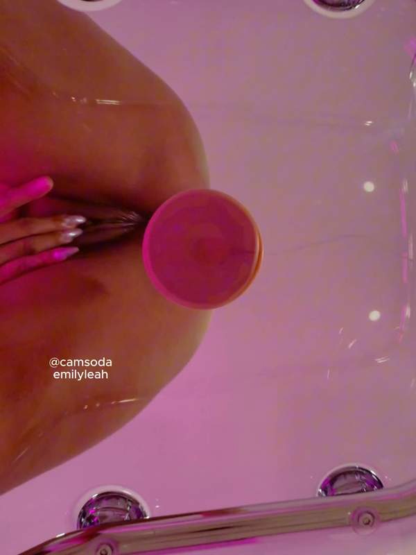 Lateinische Camgirl reitet dickes Dildo auf Stuhl