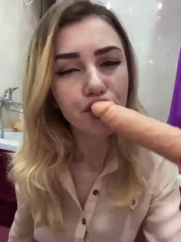 Blonde Blondine lutscht einen riesigen Schwanz