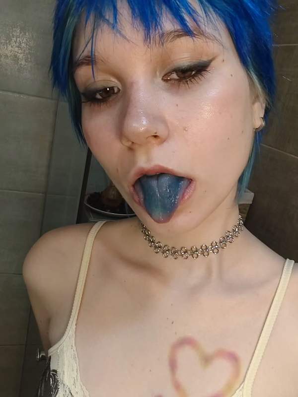 Nette Teenie mit Nippelpiercing zeigt nassen Blowjob in der Dusche