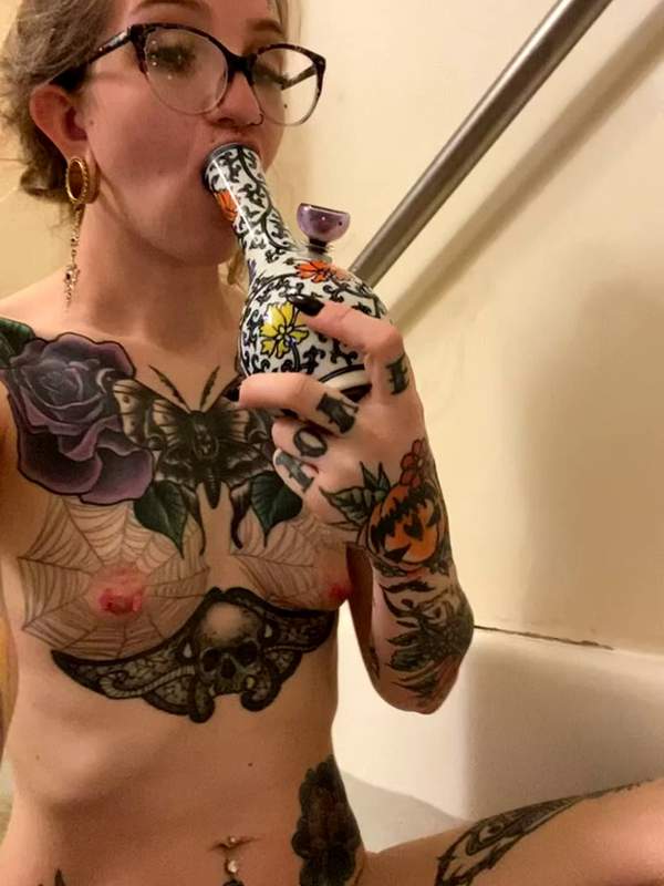 Tätowierte Amateurfrau masturbiert im Badewannenwasser