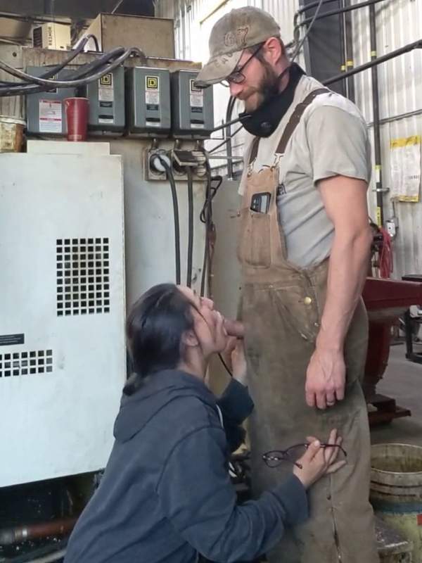 Brünette lässt sich von Mann in Overalls ficken