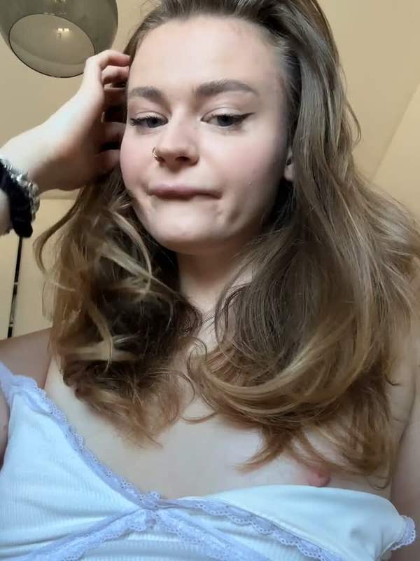 Niedliche Brünette mit kleinen Titten und perfektem Arsch neckt jung