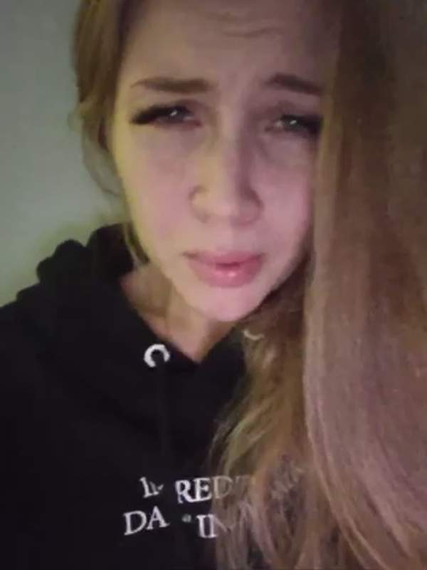 Blonde Blondine spritzt ab und fingert ihre Muschi