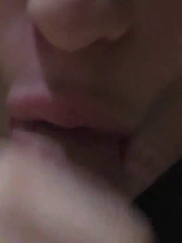 Brunette lutscht Sperma nach Deepthroat