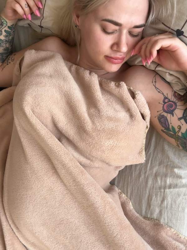 Schwangere Mutter mit Tätowierung und Nippelpiercing wird im Solo-Video gefickt.