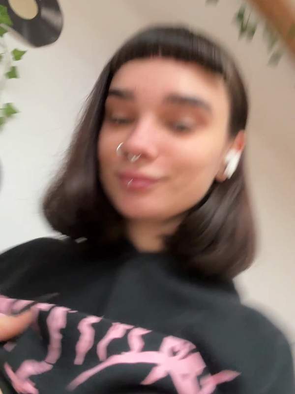 Sexy Amateurin mit großen Titten beim Solo