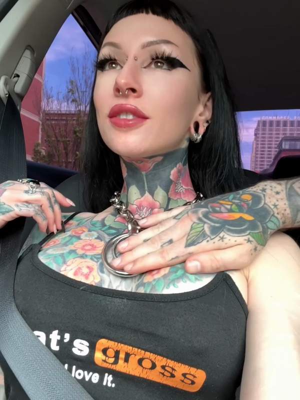 Gothic Frau mit Tattoos zeigt ihre großen Brüste