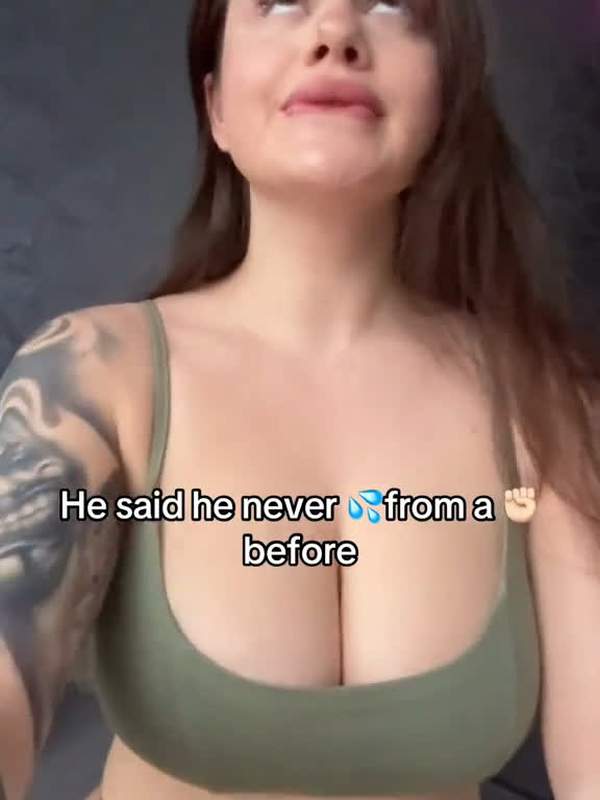 Schatten unter meinen Ellenbogen - ein geiles Amateurvideo mit einer brünetten Teeny
