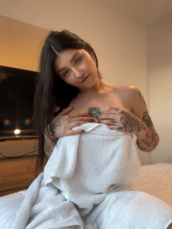Lateinische Amateurmodelle mit Tätowierung zeigen große Titten