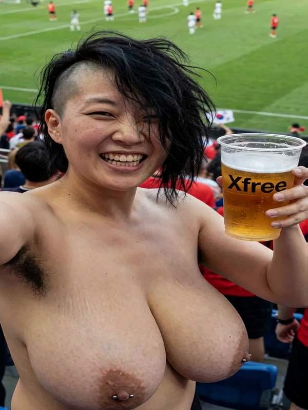 Asiatische Brünette zeigt ihre großen Titten und gießt Bier darüber