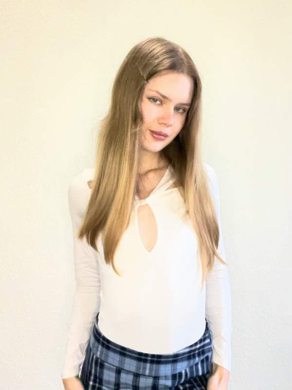 Blonde Schönheit mit Babysgesicht zeigt Amateur-Szene