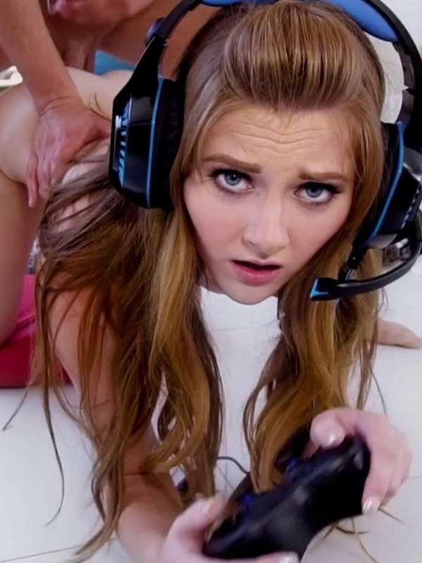 Brünette in Gamer-Stuhl fickt ihn im Doggystyle